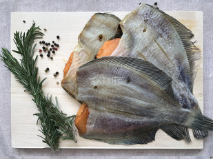 Продукт сырный ПАУТИНКА  Oktobersnack БЕЛАЯ (1 кг): Камбала камчатская вяленая с икрой