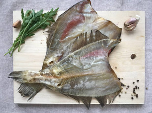 Продукт сырный ПАУТИНКА  Oktobersnack БЕЛАЯ (1 кг): Камбала ёрш (Мурманская) вяленая