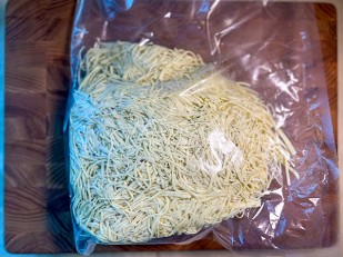 Продукт сырный ПАУТИНКА  Oktobersnack БЕЛАЯ (1 кг): Сырный продукт ФЕРМЕРСКИЙ паутинка  укроп/чеснок